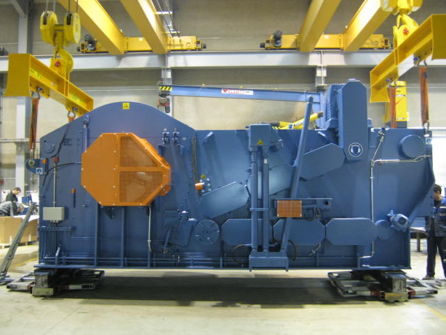 News: Transport eines Riesen Holzhäckslers